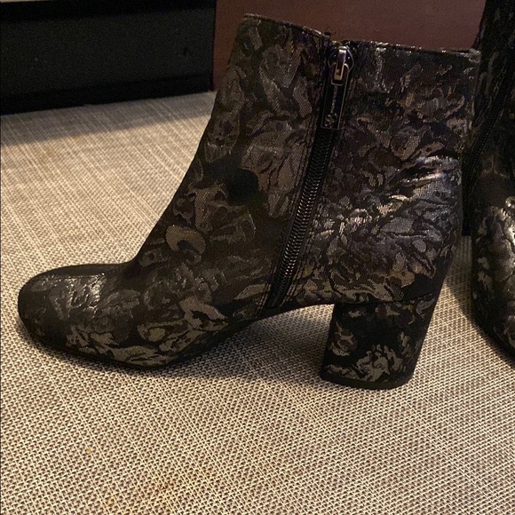 Jessica Simpson Ruella Black Ankle Booties with Chunky Heel - Picture 3 of 9